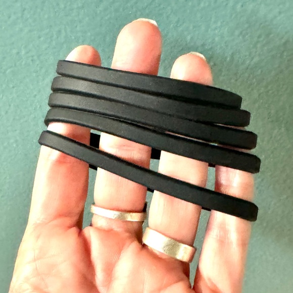 Hot Topic Black Rubber Gummy Bracelets 15 pc Silicone Jelly Wristbands 80s set - Picture 6 of 9